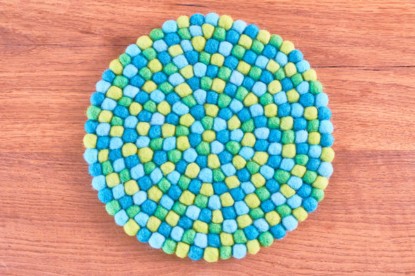 Untersetzer rund aus Filzkugeln 22cm, grün, türkis, hellblau- fair gehandelt