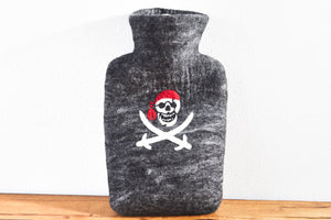 Wärmflasche anthrazit mit Totenkopf aus Wolle (Merino), gefilzt