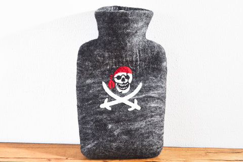 Wärmflasche anthrazit mit Totenkopf aus Wolle (Merino), gefilzt