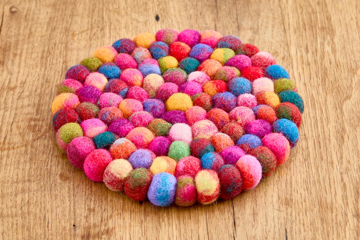 Untersetzer rund aus Filzkugeln 22cm, bunt meliert, große Kugeln- fair gehandelt