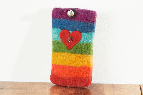 Handyhülle Regenbogen Herz, Schutzhülle für Handy / Smartphone aus Filz (Wolle)