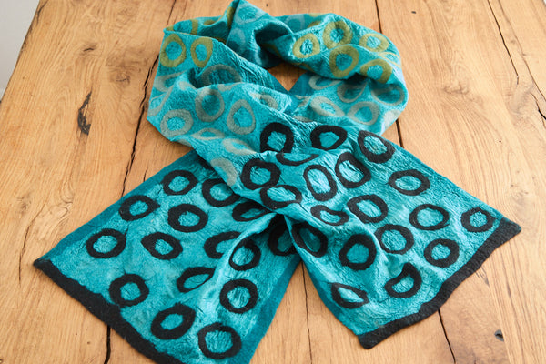 Seidenschal "Aqua" mit Kreisen aus Merinowolle - Handarbeit