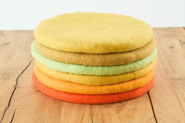 Sitzkissen aus Filz (100% Wolle) rund , 35cm, Gelb-, Rot- und Orangetöne - fair gehandelt