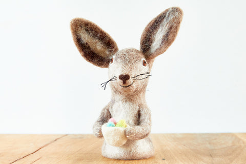 Filztier Eierwärmer Hase mit Korb, Osternest, Eiern, Feldhase Filz Handarbeit Ostern Geschenk Einschulung Ostergeschenk Osterdeko Osterhase