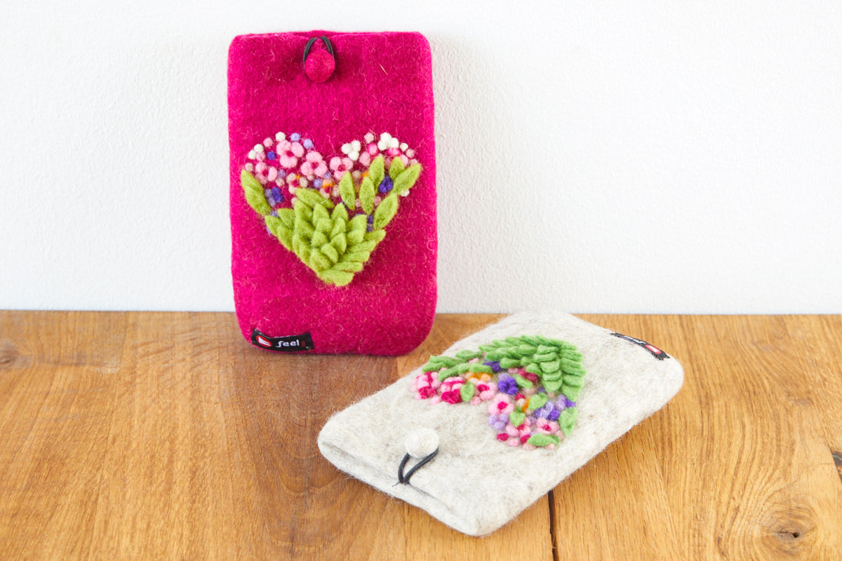 Schutzhülle Smartphone aus Filz 20 x 12 cm Blütenherz Beere