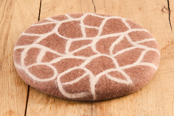Rundes Giraffe Sitzkissen aus Filzwolle | Handgefilztes Wollkissen aus Naturwolle | Wildlife-Serie