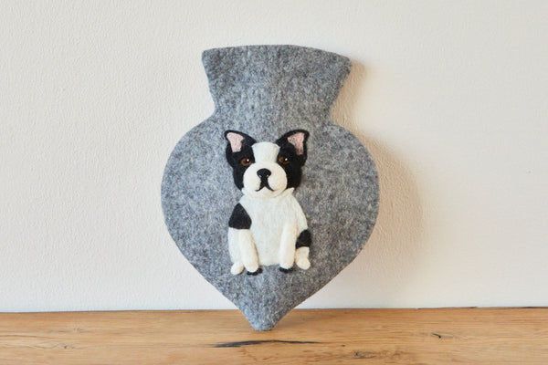 Wärmflasche Herz „Bulldog“ – Handgefilzte Filz-Wärmflasche aus 100 % Wolle (Merino) | Hundemotiv | 1 Liter