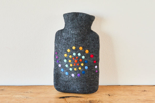 Wärmflasche „Spirelli“ | Handgefilzte Filz-Wärmflasche aus 100 % Wolle (Merino) | bunte Spirale auf Wärmflasche mit 1,8 Liter