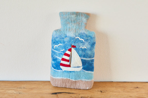 Wärmflasche „Segelboot“ – Handgefilzte Filz-Wärmflasche aus 100 % Wolle (Merino) | Maritime Wärmflasche mit 1,8 Liter