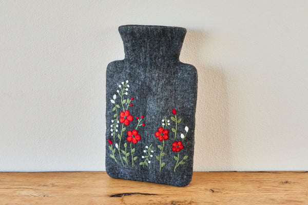 Wärmflasche "Wiesenblüte" – Handgefilzte Filz-Wärmflasche aus 100 % Wolle (Merino) | 1,8 Liter | in 3 Farben