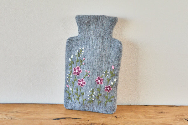 Wärmflasche "Wiesenblüte" – Handgefilzte Filz-Wärmflasche aus 100 % Wolle (Merino) | 1,8 Liter | in 3 Farben