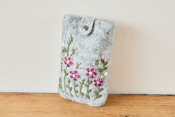 Schutzhülle Smartphone aus Filz 12 x 20 cm "Wiesenblüte", filigrane Blüten in Natur, aus 100 % Wolle