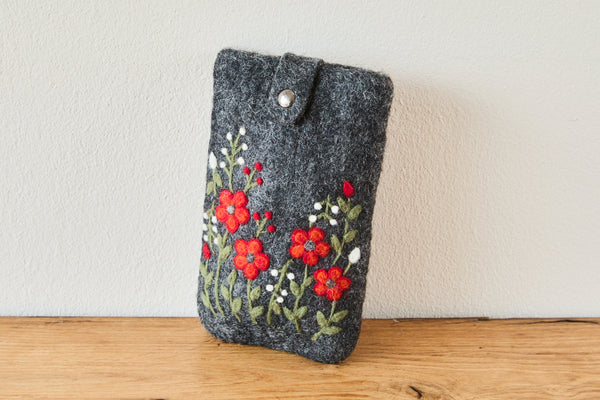 Schutzhülle Smartphone aus Filz 12 x 20 cm "Wiesenblüte", filigrane Blüten in Anthrazit, aus 100 % Wolle