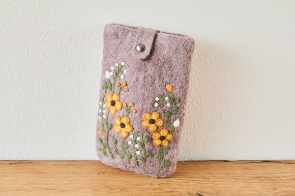 Schutzhülle Smartphone aus Filz 12 x 20 cm "Wiesenblüte", filigrane Blüten in Taupe, aus 100 % Wolle