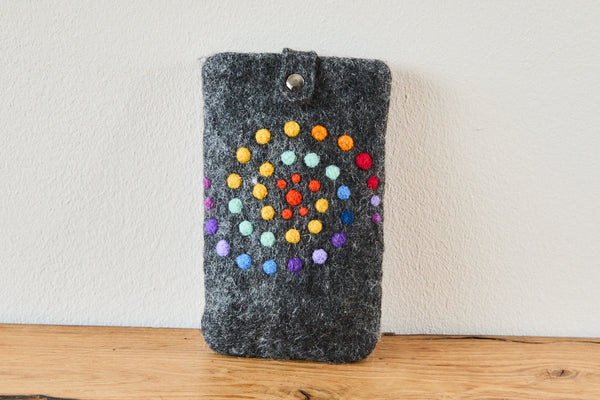 feelz Schutzhülle Smartphone aus Filz 12 x 20 cm "Spirelli", bunte Spirale auf Anthrazit Grund, aus 100 % Wolle