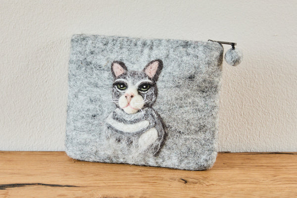 Filz Täschchen Katze „Samtpfote“ | graue Katze | Reißverschluss Täschchen aus Wolle | handgefilzt | Geschenk für Katzenliebhaber