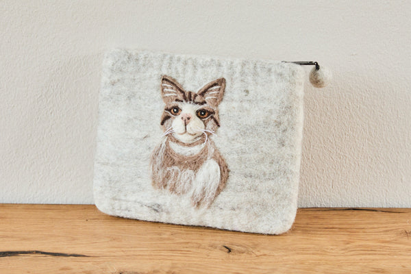 Filz Täschchen Katze „Samtpfote“ | graue Katze | Reißverschluss Täschchen aus Wolle | handgefilzt | Geschenk für Katzenliebhaber