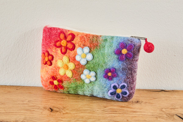 feelz Filz Täschchen "Happy Flower" | Reißverschluss Täschchen aus Wolle | bunte Blumen auf Regenbogen Grund | handgefilzt | Geschenk