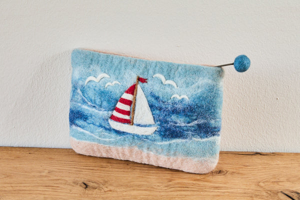 Filz Täschchen mit Segelboot | Reißverschluss Täschchen aus Wolle | maritime Tasche | handgefilzt | Geschenk Meer & Küste