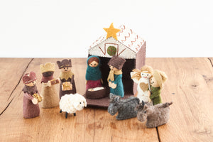 Krippenset mit Stall aus Filz, handgearbeitete Figuren für Weihnachtskrippe