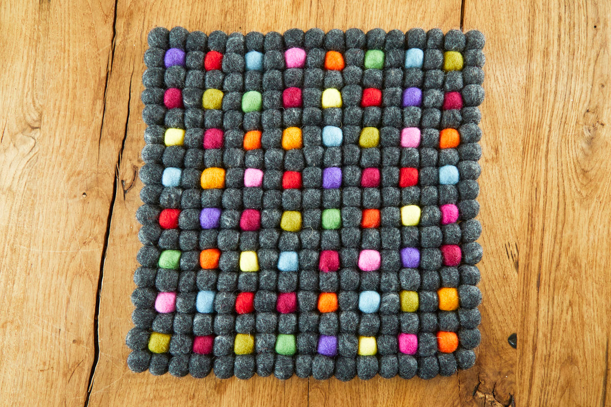 Sitzkissen 35x35cm aus Filzkugeln anthrazit mit bunten Punkten