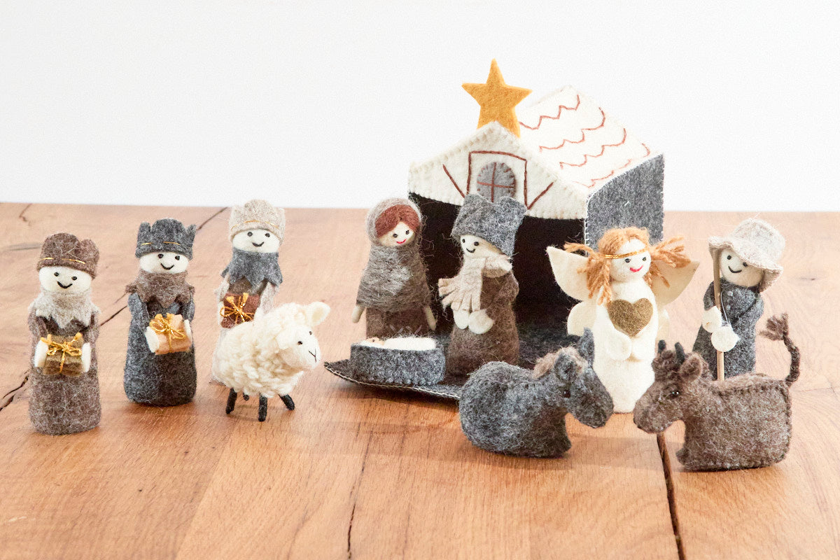 Krippenset mit Stall aus Filz, handgearbeitete Figuren für Weihnachtskrippe