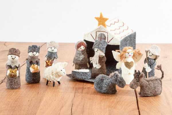 Krippenset mit Stall aus Filz, handgearbeitete Figuren für Weihnachtskrippe