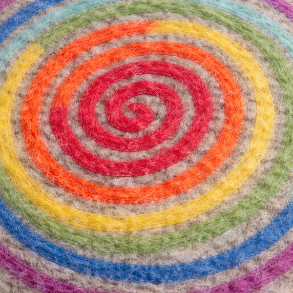 Rundes Stuhlkissen aus Wollfilz in Natur mit Regenbogen Spirale, handgefertigt, Detail