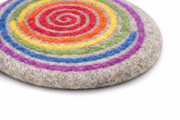 Rundes Stuhlkissen aus Wollfilz in Natur mit Regenbogen Spirale, handgefertigt, nah