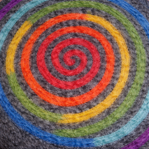 Rundes Stuhlkissen aus Wollfilz in Anthrazit mit Regenbogen Spirale, handgefertigt, Detail