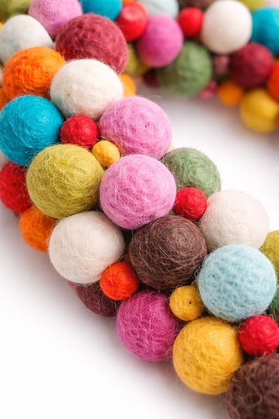Buntes Filz-Herz aus Wollkugeln Detail