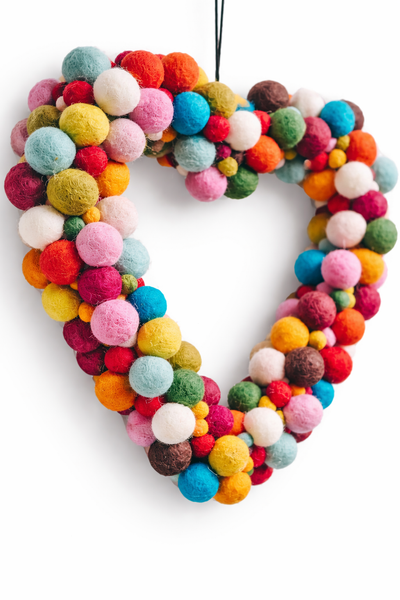 Buntes Filz-Herz aus Wollkugeln von der Seite