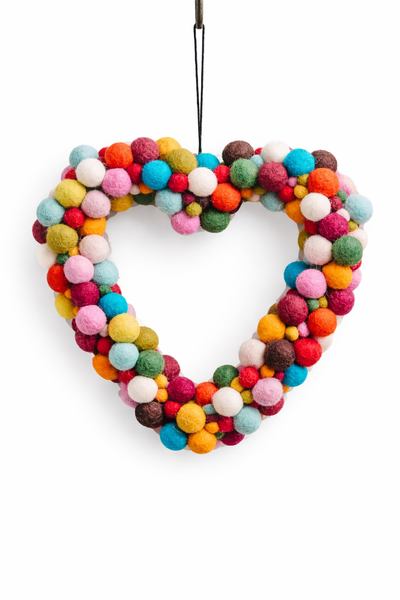 Buntes Filz-Herz aus Wollkugeln weisser Hintergrund