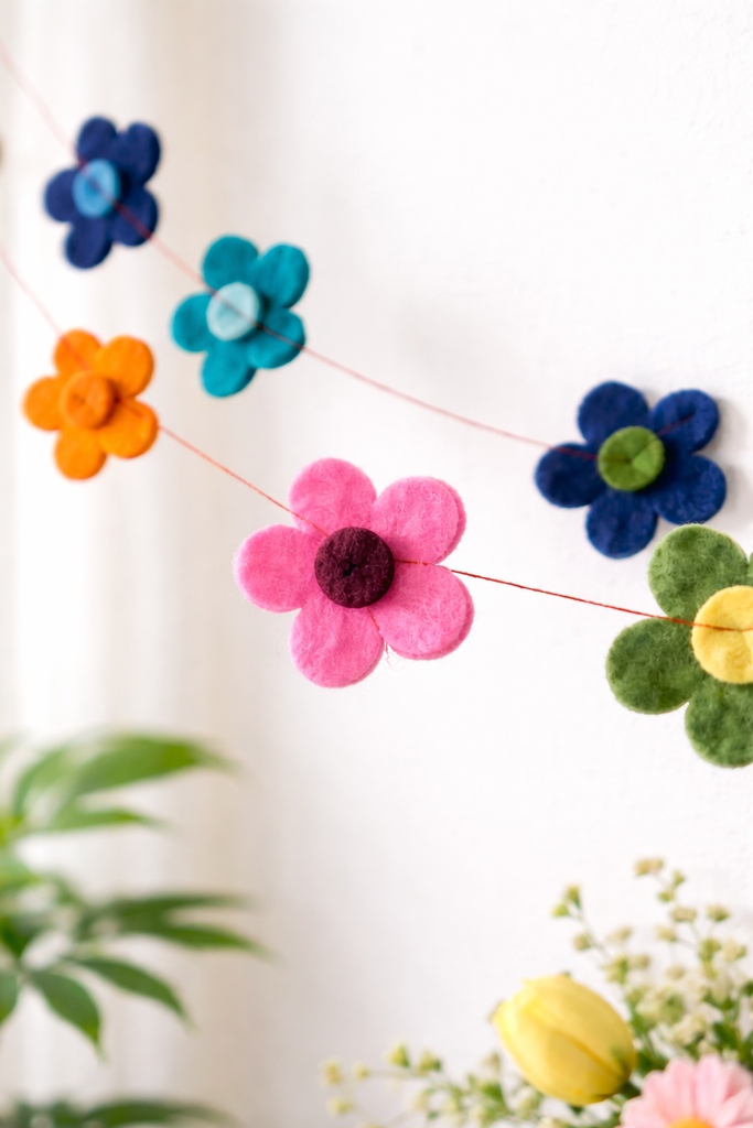 Girlande Blumen aus Filz, 140 cm, bunte Blumenkette – FeelzDeutschland