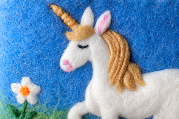 feelz Täschchen aus Filz mit Einhorn Lumi auf Blumenwiese Detail