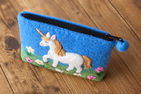 feelz Täschchen aus Filz mit Einhorn Lumi auf Blumenwiese von oben
