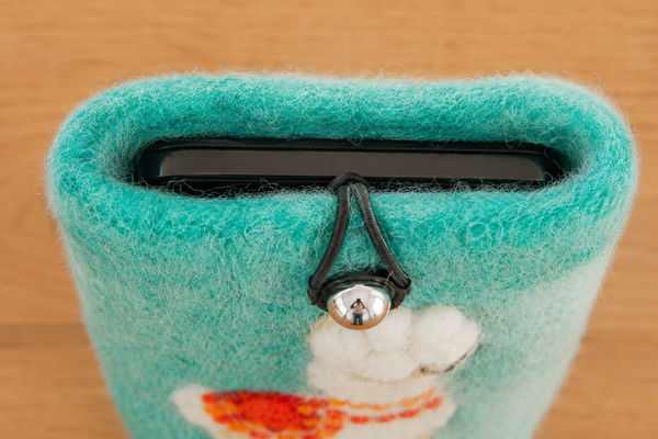 feelz - Handyhülle aus Filz mit Tiermotiv - Lama/Alpaka, orange oder grün - Handarbeit - Verschluss Metallkugel Detail