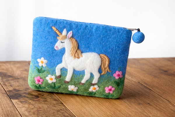 feelz Täschchen aus Filz mit Einhorn Lumi auf Blumenwiese