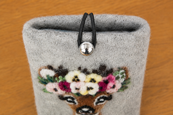 feelz Handyhülle Phone Cover Reh mit Blumen in natur Verschluss