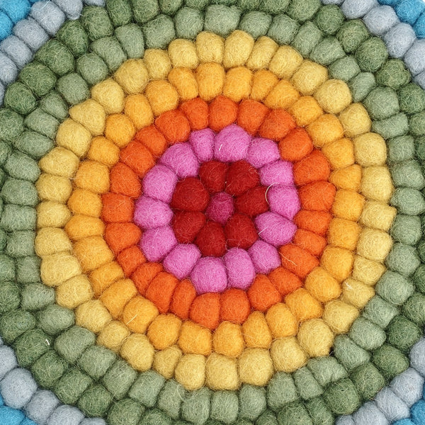 feelz - runder Untersetzer aus Filzkugeln in Chakren Farben, Regenbogen - Handarbeit nah
