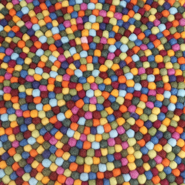 feelz Sitzkissen aus Filzkugeln bunt nah