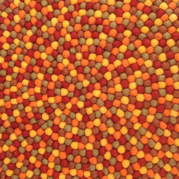 feelz Sitzkissen aus Filzkugeln orangetöne nah