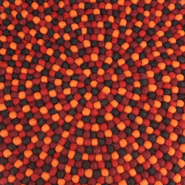 feelz Sitzkissen aus Filzkugeln rot/orange nah