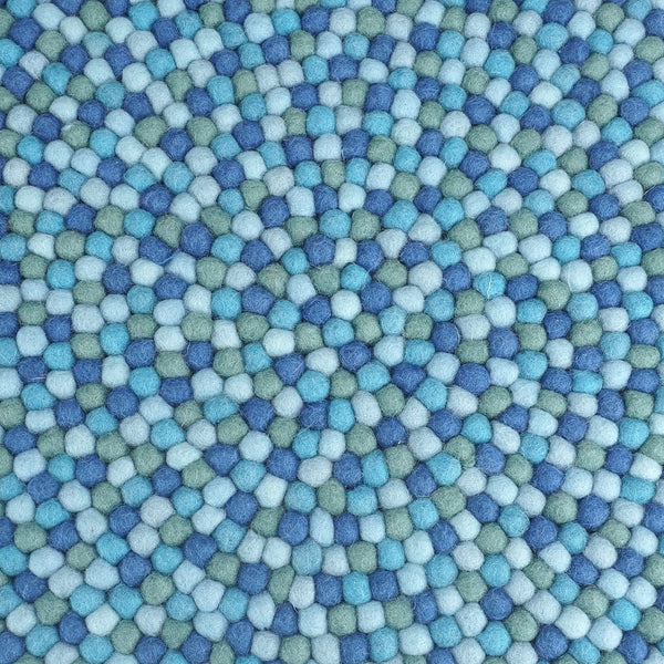 feelz Sitzkissen aus Filzkugeln aqua nah