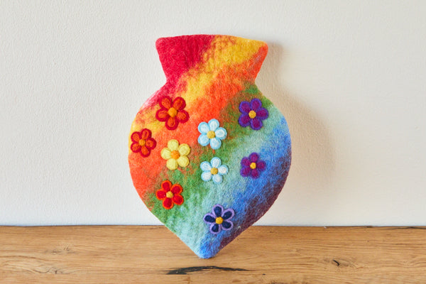 Wärmflasche Herz "Happy Flowers“ – Handgefilzte Filz-Wärmflasche aus 100 % Wolle (Merino) | Regenbogen & Blumen | 1 Liter
