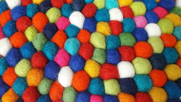 Untersetzer aus Filzkugeln rund 22cm bunt Handarbeit nah