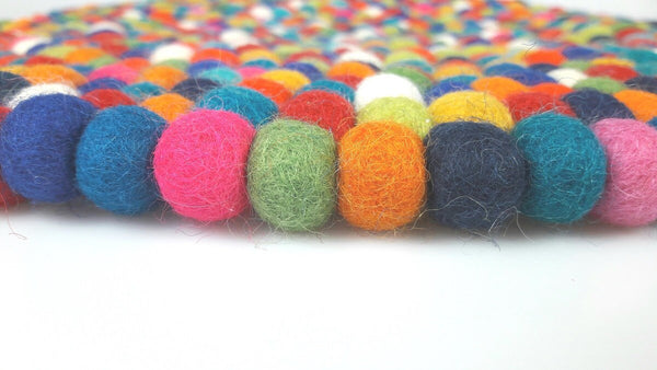 Untersetzer aus Filzkugeln rund 22cm bunt Handarbeit Detail