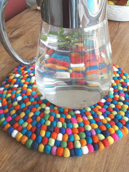 Untersetzer aus Filzkugeln rund 22cm bunt Handarbeit mit krug