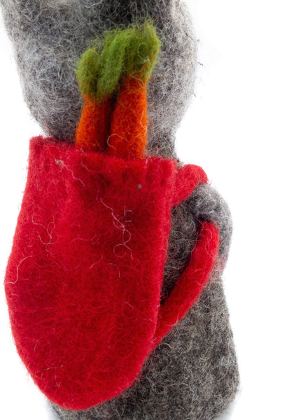 feelz - Eierwärmer aus Filz, Hase mit Rucksack und Karotte Rucksack Detail