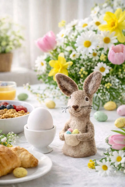 feelz Eierwärmer Osterhase auf Tisch